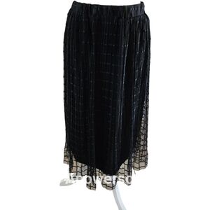 Metro Wear Black Textured Midi Skirt